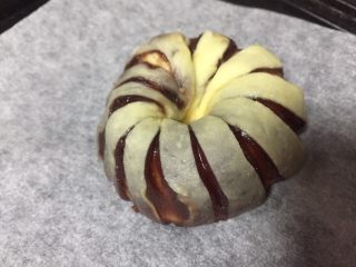 14、最爱豆沙甜圈圈,轻轻的拉长下卷起，把接头抄拢