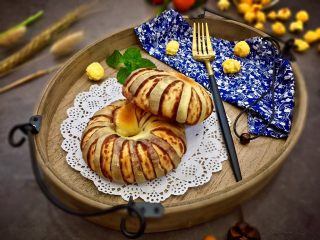 17、最爱豆沙甜圈圈,美味出炉，最爱豆沙面包！细腻的豆沙加上软软的奶香面包，口感非常棒！