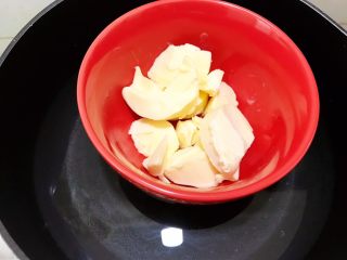 1、原味芝士条,黄油切小块