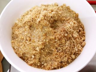 3、原味芝士条,消化饼干擀成细末，加入到黄油里拌匀