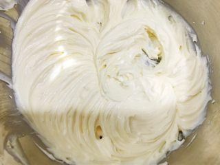 6、原味芝士条,打发至顺滑