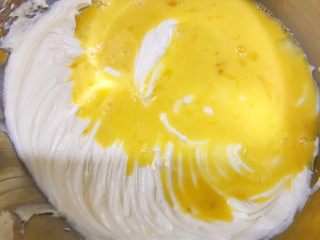 7、原味芝士条,加入全蛋液搅拌均匀