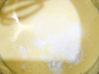 8、原味芝士条,加入原味浓稠酸奶拌匀