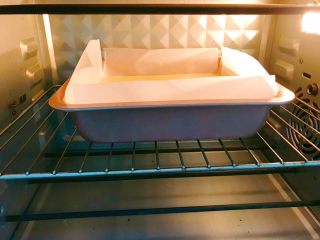 11、原味芝士条,放入预热好的烤箱中层先140度烤40分钟，再转180度烤10分钟上色满意即可