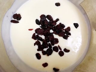 9、原味芝士条,加入蔓越莓干拌匀