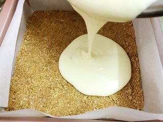 10、原味芝士条,取出饼干底倒入芝士糊