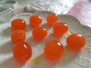 3、酥掉渣的蛋黄酥，月饼季做起来,期间处理咸蛋黄，磕开鸭蛋，取出蛋黄，蛋黄有一层膜要揭掉。