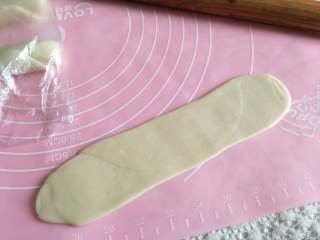 13、酥掉渣的蛋黄酥，月饼季做起来,再翻过来，擀长。