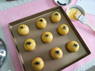 19、酥掉渣的蛋黄酥，月饼季做起来,所有的制作完后，用毛刷刷蛋黄液，撒少许黑芝麻。