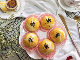 21、酥掉渣的蛋黄酥，月饼季做起来,出炉放到晾网上。温热后，可以装盘