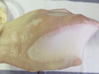 2、蛋黄千层酥,把面揉到可以出膜即图片中的这种手套膜即可