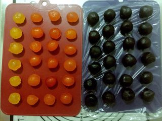 7、蛋黄千层酥,蛋黄全部是鲜的咸蛋黄,不需要提前处理,直接敲出来洗净用厨房纸擦干即可,我是分两批买的蛋黄,所以颜色有差异,只要蛋黄是硬的,没有软芯就都可以。豆沙馅儿分出来24个,每个20克。