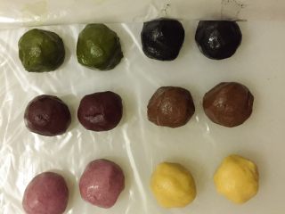 11、蛋黄千层酥,将6种口味油酥每个平均分2个,盖保鲜膜待用。
