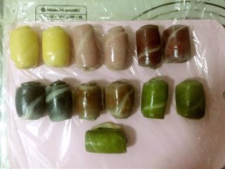 17、蛋黄千层酥,全部卷好后盖保鲜膜再醒20分钟。