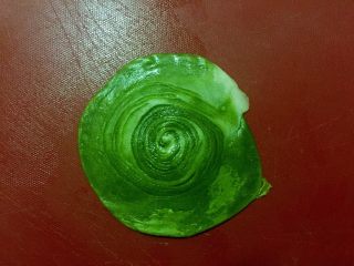 19、蛋黄千层酥,取半个卷先用手掌压扁,用擀面杖从外侧向内侧擀,圈圈尽量在中间,只擀外侧不擀中间,擀到中间厚,边缘薄