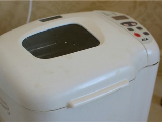 2、火腿肠面包,启动面包机揉面30分钟,揉好的面放入盆中,盖上保鲜膜放在温暖处发酵。