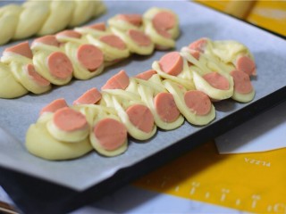 11、火腿肠面包,做好造型放入烤盘上