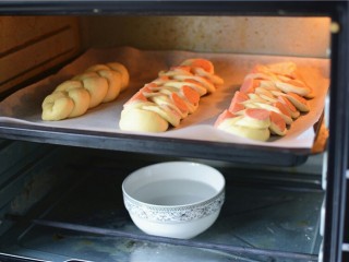 12、火腿肠面包,烤箱中放入一碗热水,进行二次发酵30分钟。