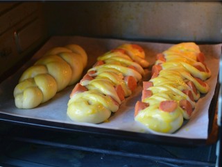 14、火腿肠面包,烤箱180°烤18分钟左右,表面金黄即可。