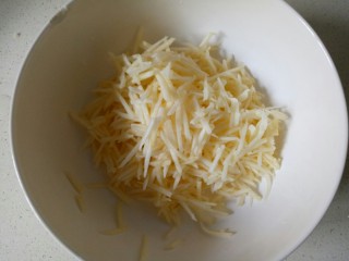 3、苹果饼,将苹果擦成细丝，放入碗中