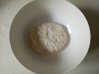 5、苹果饼,揉成面团，盖上保鲜膜，静置半小时