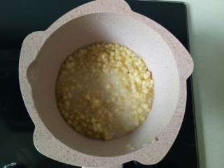 9、苹果饼,淀粉加入清水混合成水淀粉，倒入锅中，小火熬煮浓稠盛出备用