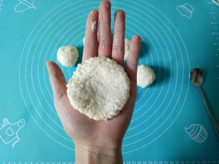 12、苹果饼,手心摸少许油防黏，整理成饼状