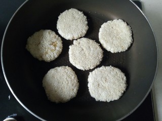 15、苹果饼,平底锅刷油烧热放入饼胚