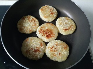 16、苹果饼,小火煎至两面金黄熟透