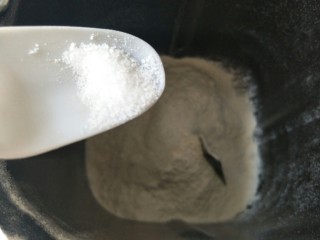 3、毛毛虫面包,1.5克盐