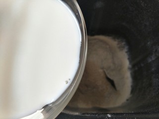 5、毛毛虫面包,50克牛奶