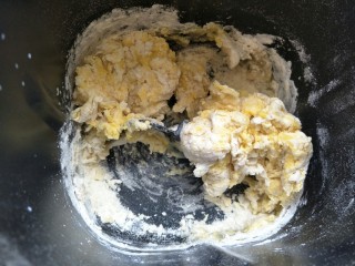 7、毛毛虫面包,全部放进去以后，启动揉面程序揉面20分钟