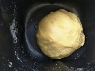 10、毛毛虫面包,揉好的面盖上盖子发酵50分钟左右