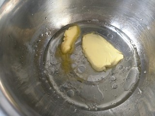 11、毛毛虫面包,现在开始做泡芙面糊:将色拉油，黄油，水放在锅里小火煮。