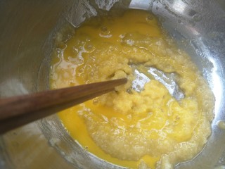 15、毛毛虫面包,用筷子搅拌均匀