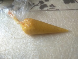 17、毛毛虫面包,放入裱花袋中，室温备用。