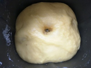 18、毛毛虫面包,面团发酵至两倍大，戳一个洞不回缩就发酵好了。