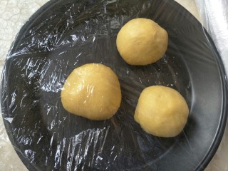 19、毛毛虫面包,发酵好的面团取出来，揉一揉排气，分成三等分。盖上保鲜膜静置15分钟。