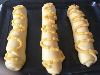 24、毛毛虫面包,挤好泡芙糊的如图(也可以挤别的形状❤)