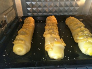 25、毛毛虫面包,表面轻轻刷一层蛋液，撒上白芝麻。放入事先预热好的烤箱180°烤20分钟