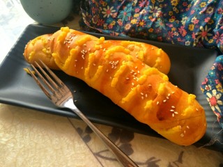 26、毛毛虫面包,烤好的面包取出放凉