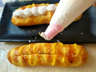 31、毛毛虫面包,面包放凉之后。将奶油挤入面包中