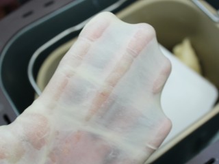 2、菠萝包,启动面包机揉面程序开始揉面，大约半个小时后加入软化的黄油，继续揉至扩展阶段，即可以扯出薄膜