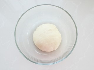 3、菠萝包,将面团放入容器中覆盖保鲜膜在温暖处发酵