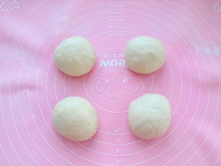 5、菠萝包,揉匀排气后分成四份，覆盖保鲜膜松弛15分钟