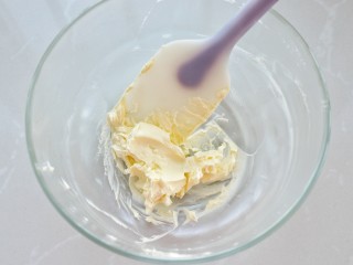 6、菠萝包,利用面团松弛的时间做酥皮:将软化的黄油用电动打蛋器打至发白蓬松状态