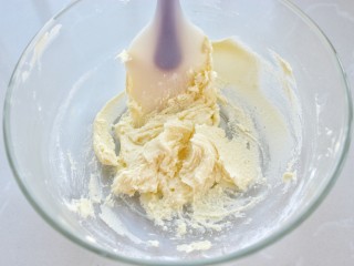 8、菠萝包,搅拌均匀