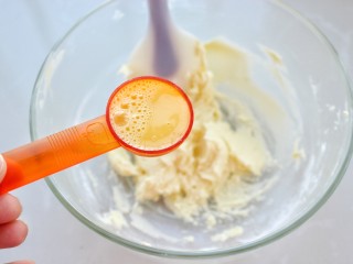 9、菠萝包,分三次加入鸡蛋液