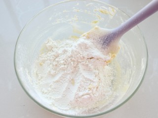 11、菠萝包,筛入低筋面粉用刮刀拌匀