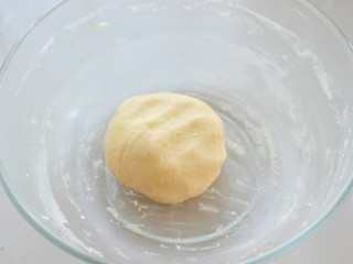 12、菠萝包,再用手团成不粘手的软面团(不要像揉面那样揉)